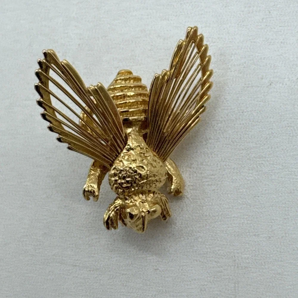 Vintage Monet Gold Tone Bee Brooch 3/4" - Picture 3 of 4